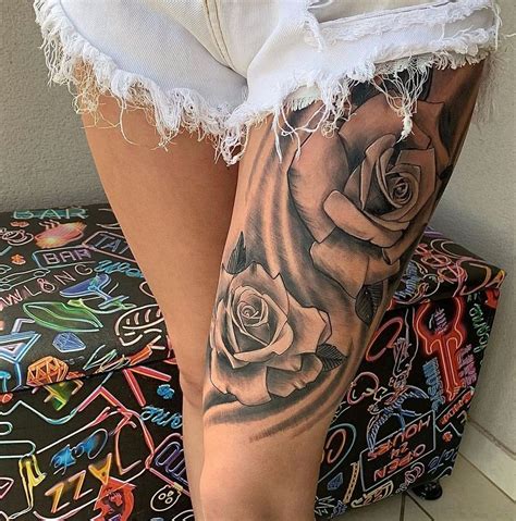 Tatuagens de flores na coxa